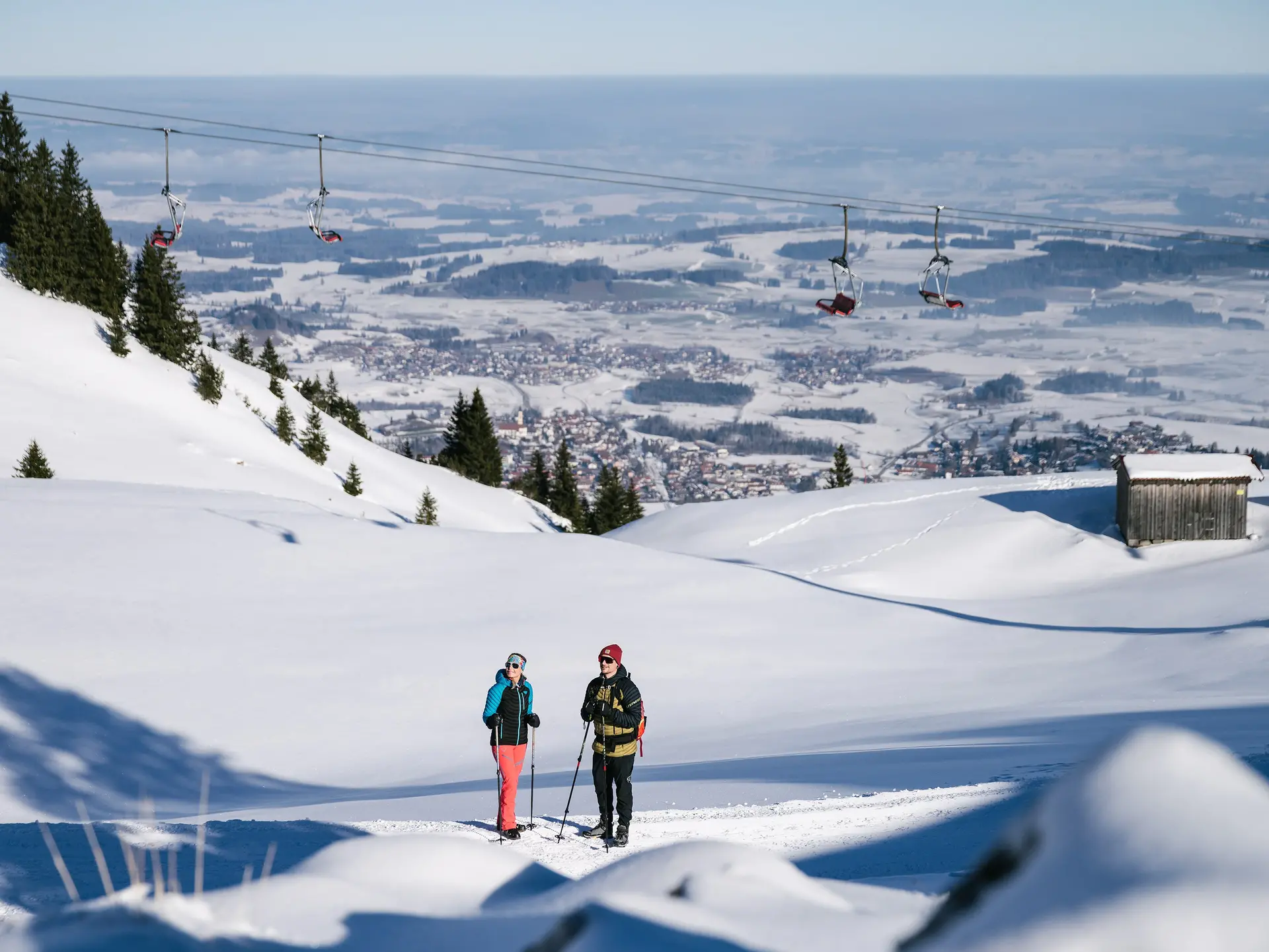 Zwei Winterwanderer auf präparierten Wegen in einer tollen Winterlandschaft.