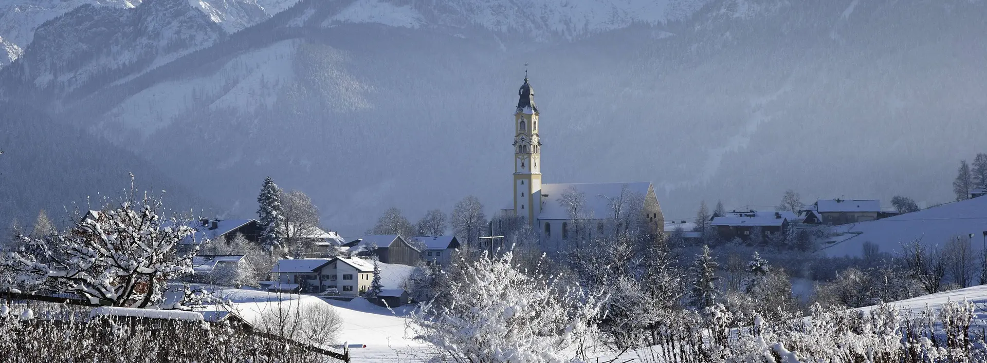 Eine zauberhafte Schneelandschaft im Pfrontener Tal inmitten der verschneiten Bergwelt.
