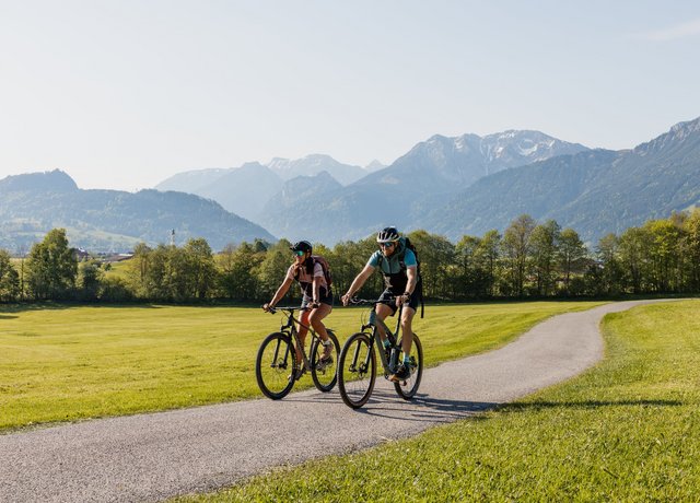 Zwei Radfahrer radeln durch das Pfrontener Tal 