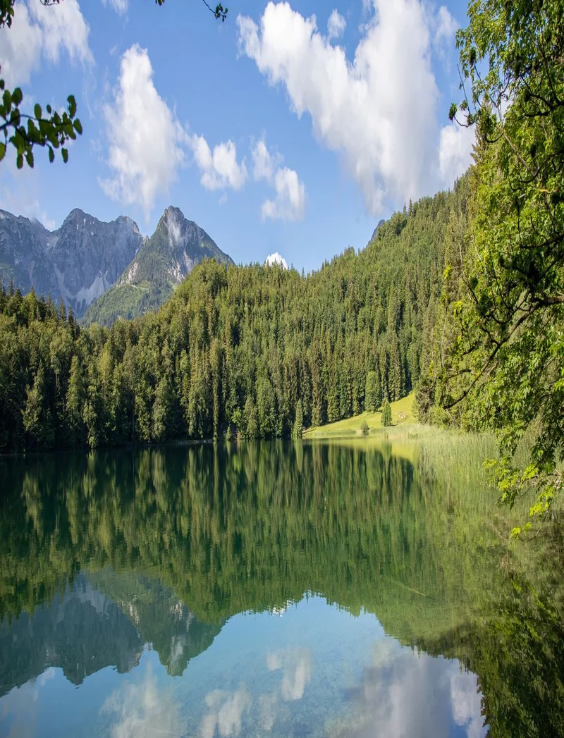 Wunderschöner Bergsee Alatsee mit kristallklarem Wasser in einer traumhaften Alpenkulisse.