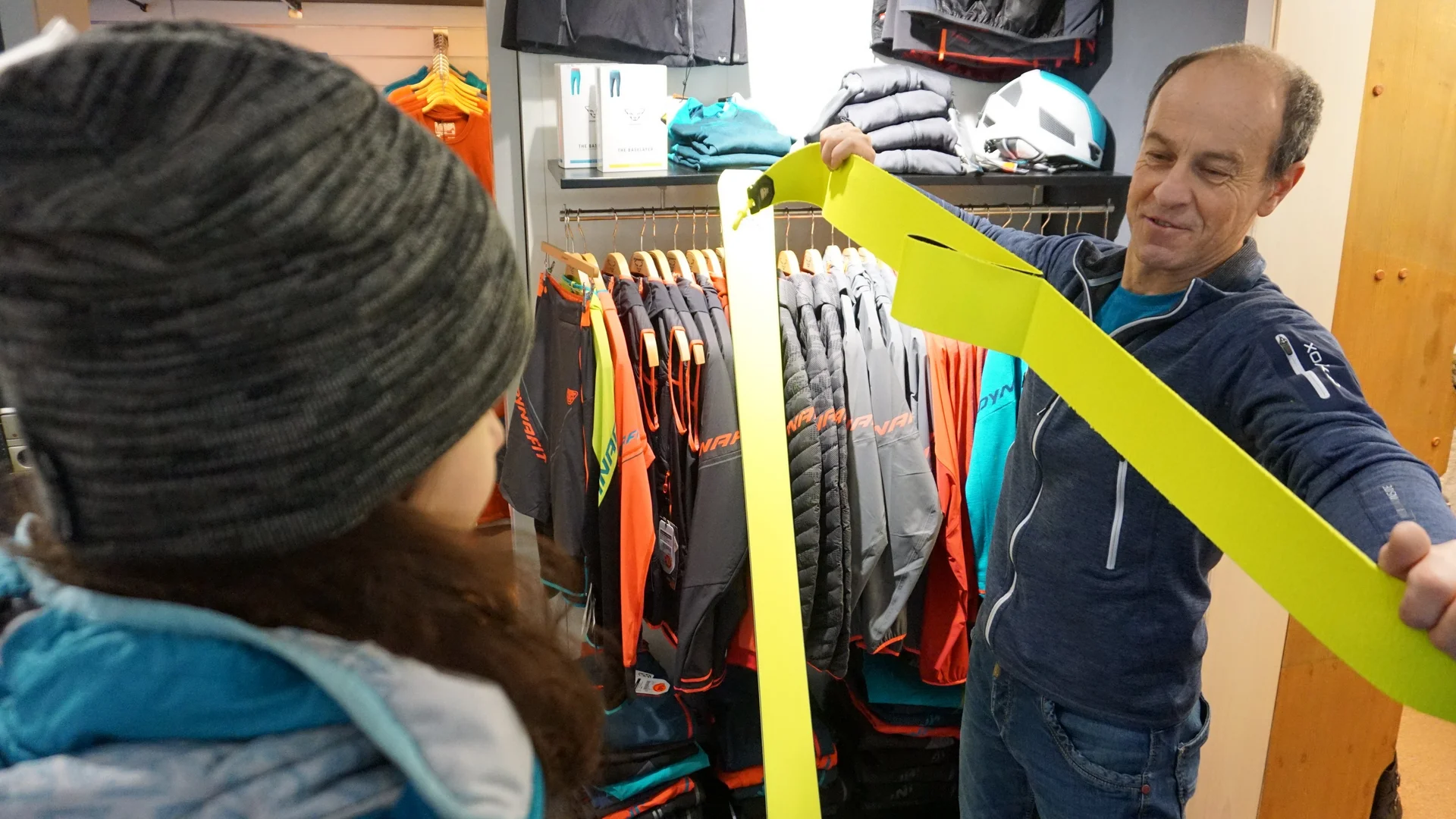 Ein Beratungsgespräch im Schuh-Sport-Fachgeschäft.