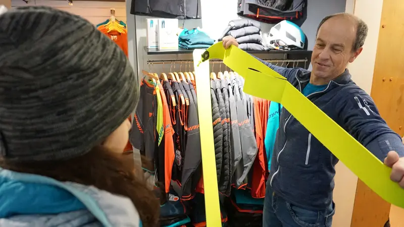 Ein Beratungsgespräch im Schuh-Sport-Fachgeschäft.