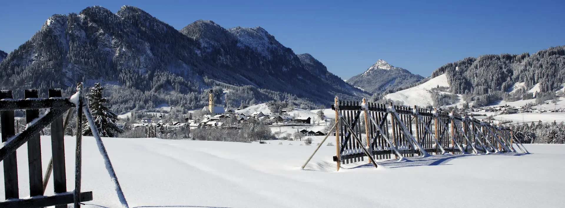 Das verschneite Pfrontener Tal mit Sonnenschein