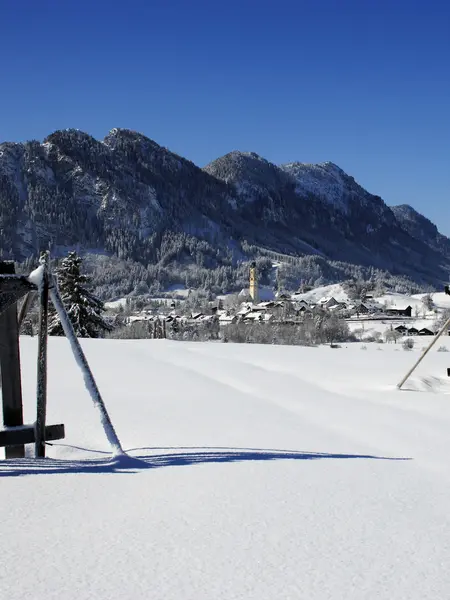 Das verschneite Pfrontener Tal mit Sonnenschein.