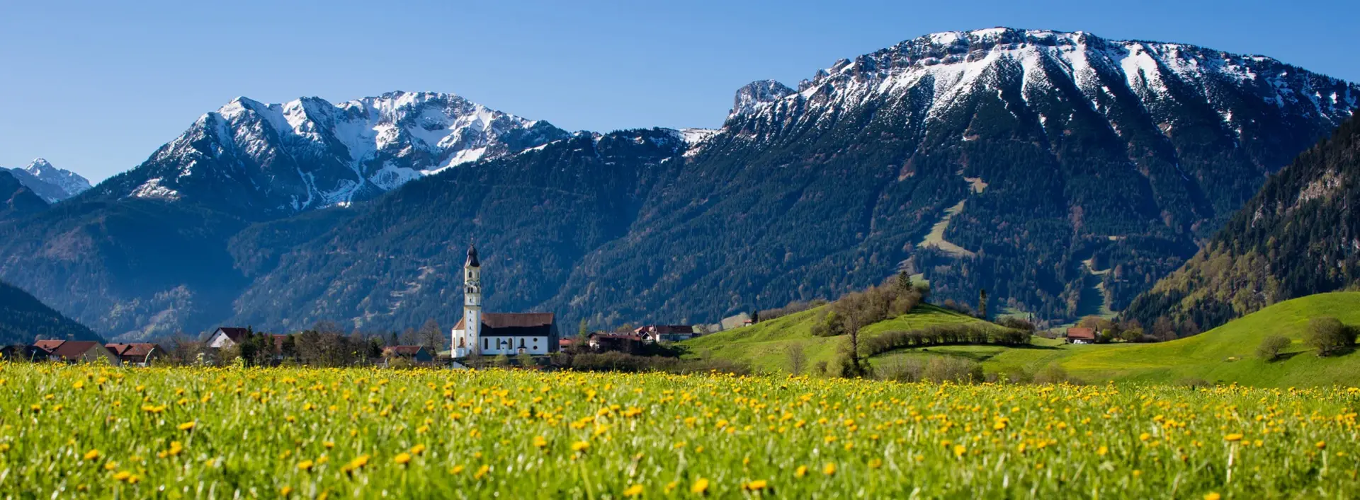 Pfronten im Frühling. Auf den Bergen liegen noch letzte Schneereste. 