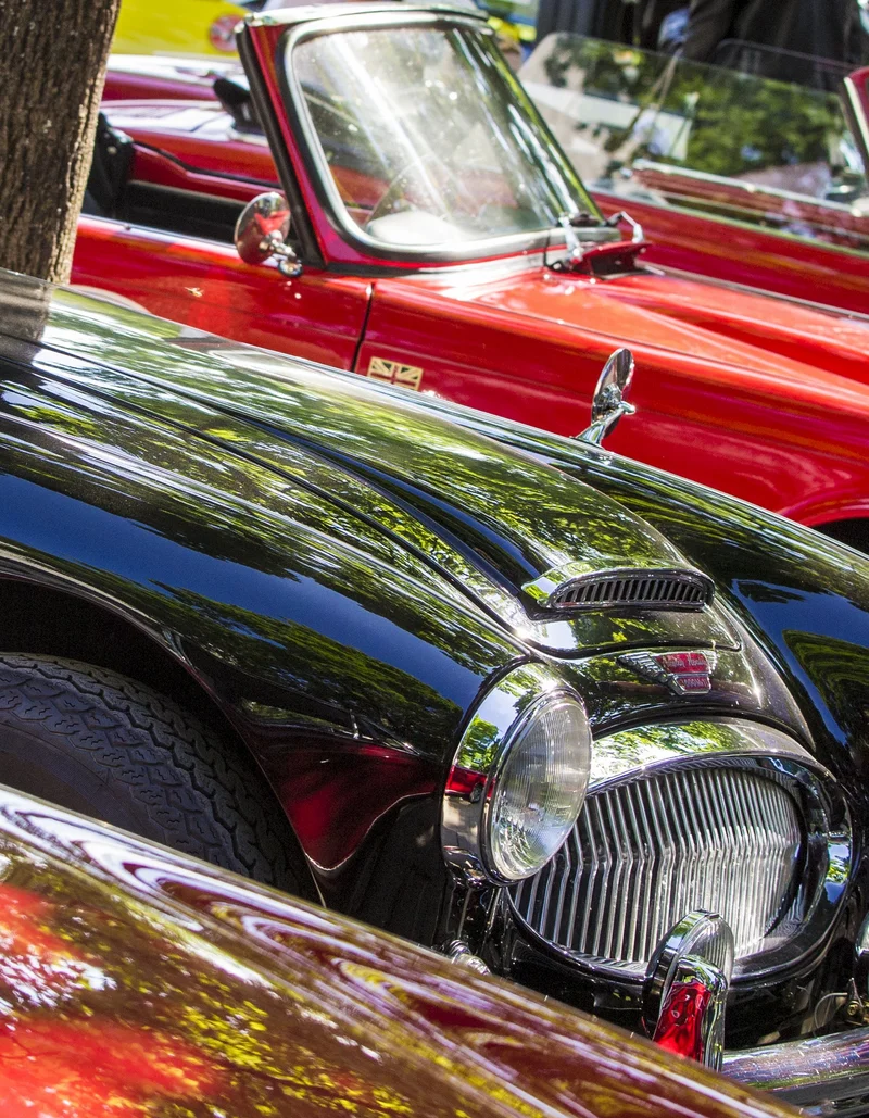 Nahaufnahme mehrerer glänzender Oldtimer in Pfronten im Allgäu.