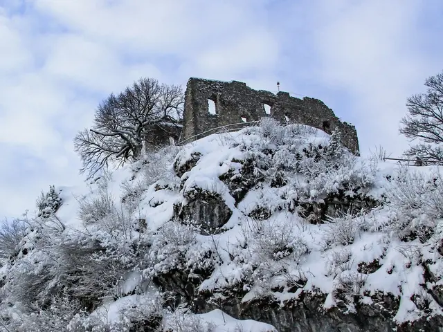Blick auf die winterliche Burgruine Falkenstein oberhalb von Pfronten im Allgäu.