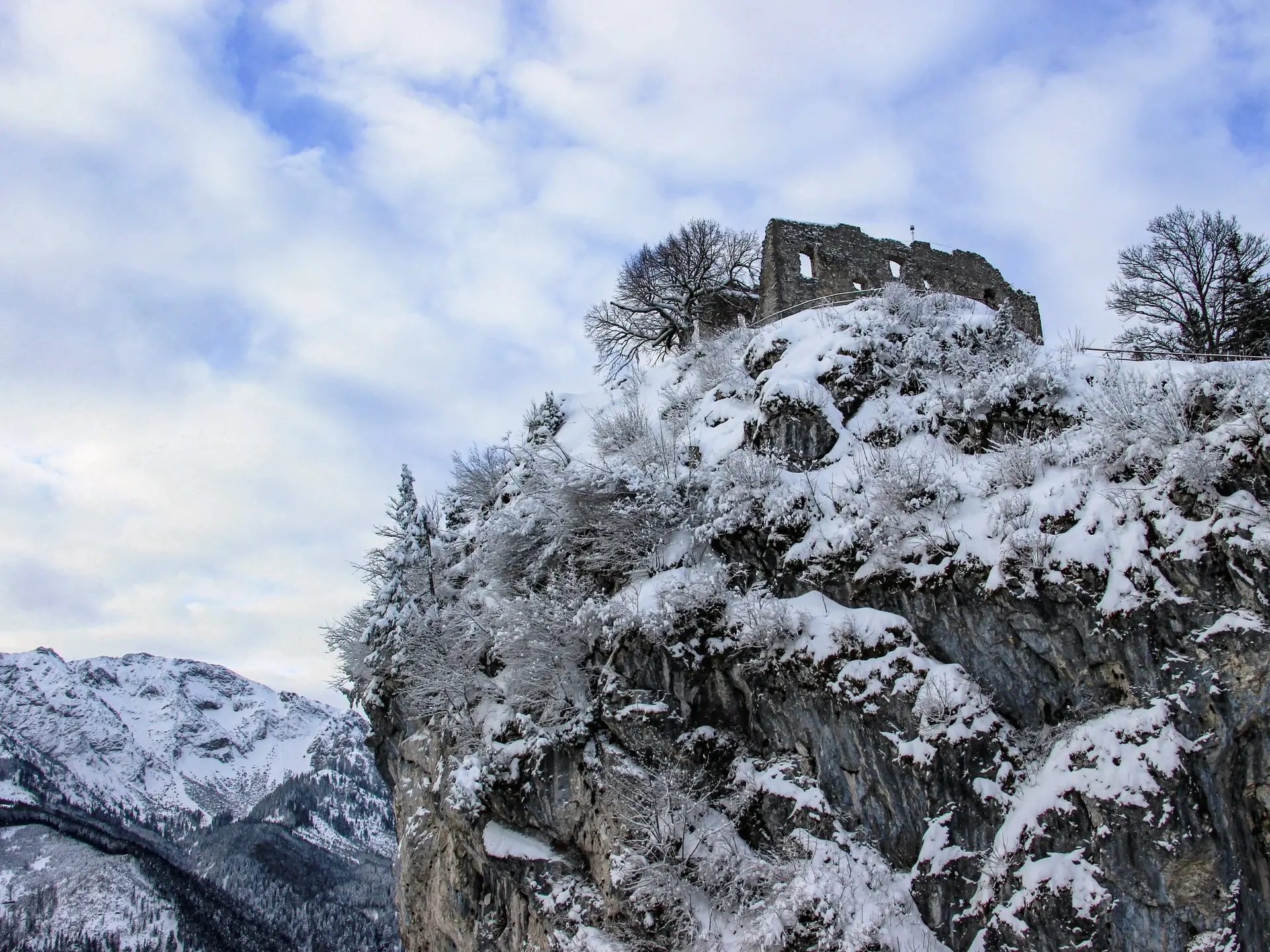 Blick auf die winterliche Burgruine Falkenstein oberhalb von Pfronten im Allgäu.