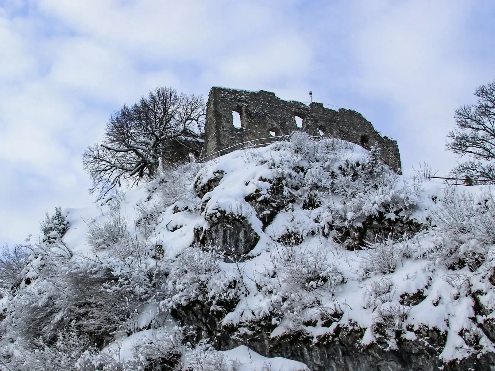 Blick auf die winterliche Burgruine Falkenstein oberhalb von Pfronten im Allgäu.