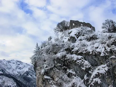 Blick auf die winterliche Burgruine Falkenstein oberhalb von Pfronten im Allgäu.