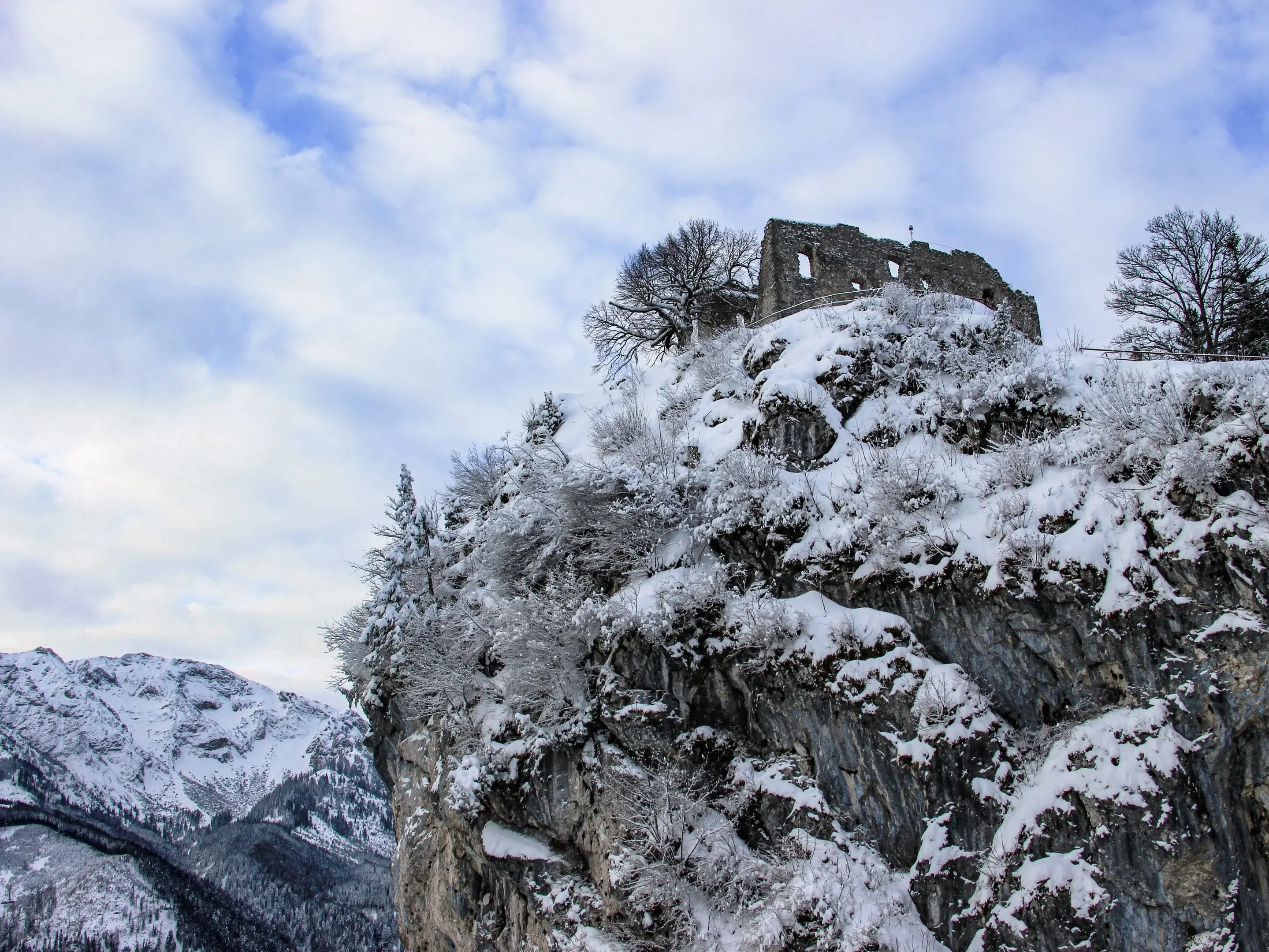 Blick auf die winterliche Burgruine Falkenstein oberhalb von Pfronten im Allgäu.