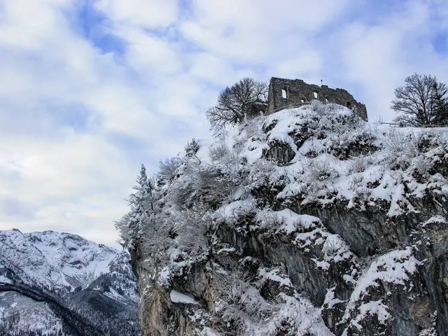 Blick auf die winterliche Burgruine Falkenstein oberhalb von Pfronten im Allgäu.