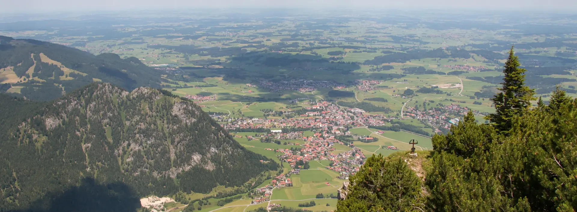 Sommerlicher Panoramablick auf die 13 Ortsteile von Pfronten.