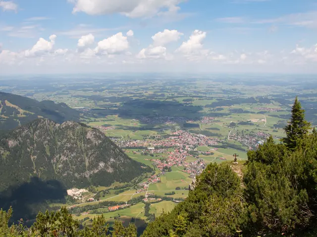 Sommerlicher Panoramablick auf die 13 Ortsteile von Pfronten.