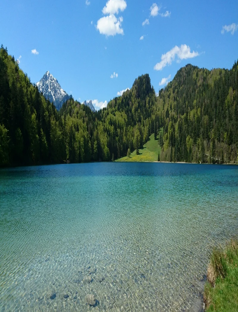 Wunderschöner Bergsee Alatsee mit kristallklarem Wasser in einer traumhaften Alpenkulisse.