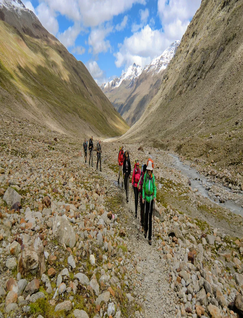 Alpenüberquerung - Allgäu nach Meran in Südtirol Eine Gruppe Wanderer in alpiner Landschaft.