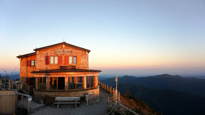 Magischer Blick auf die Ostlerhütte bei einem tollen Farbenspiel der Sonne.