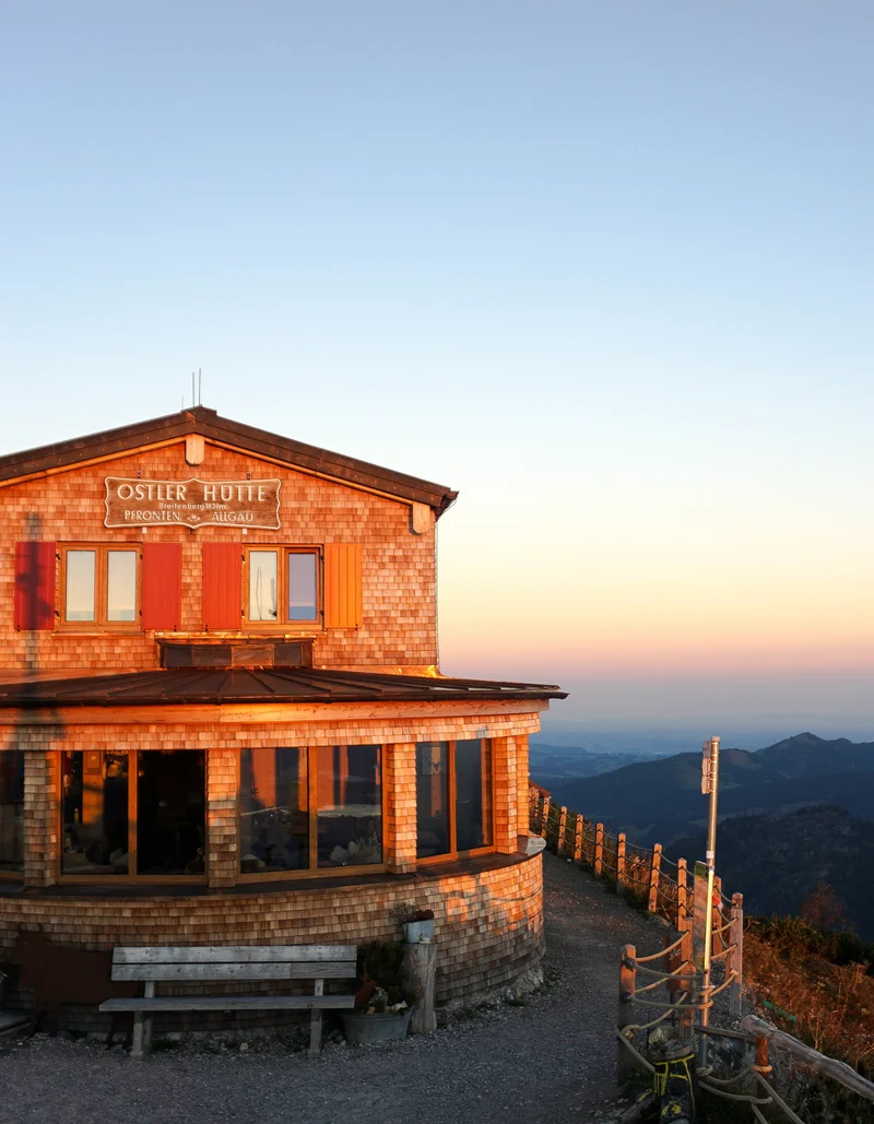 Magischer Blick auf die Ostlerhütte bei einem tollen Farbenspiel der Sonne.