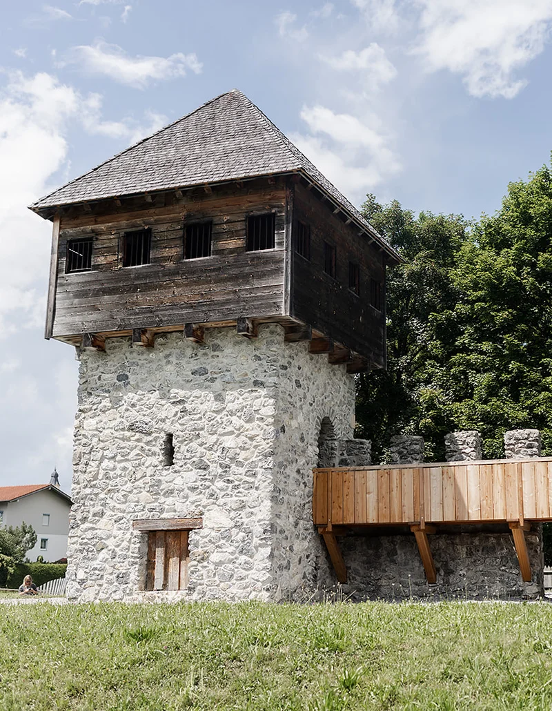 Die Steinburg des Ritterspielplatzes.