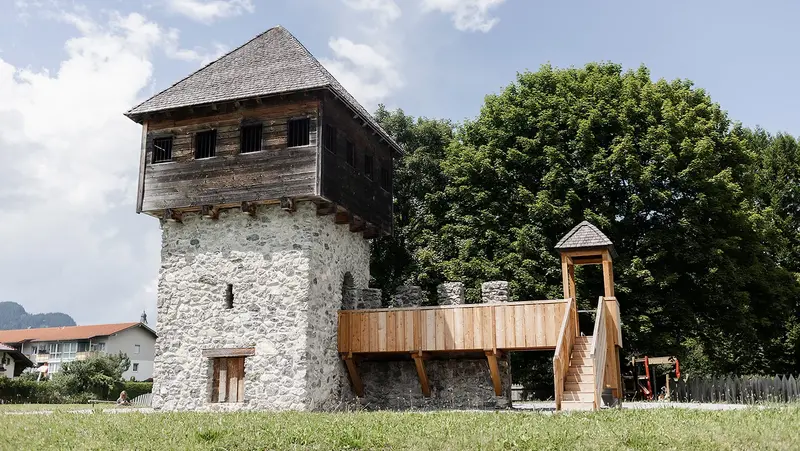Die Steinburg des Ritterspielplatzes.