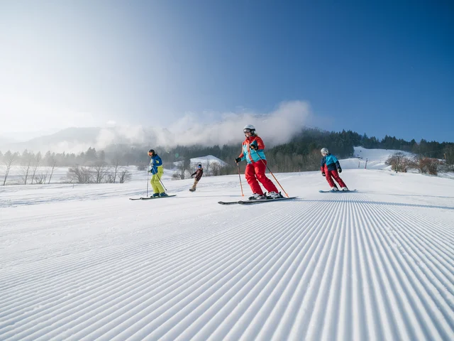 Skifahrer auf einer frisch präparierten Skipiste.