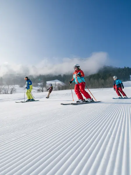 Skifahrer auf einer frisch präparierten Skipiste.