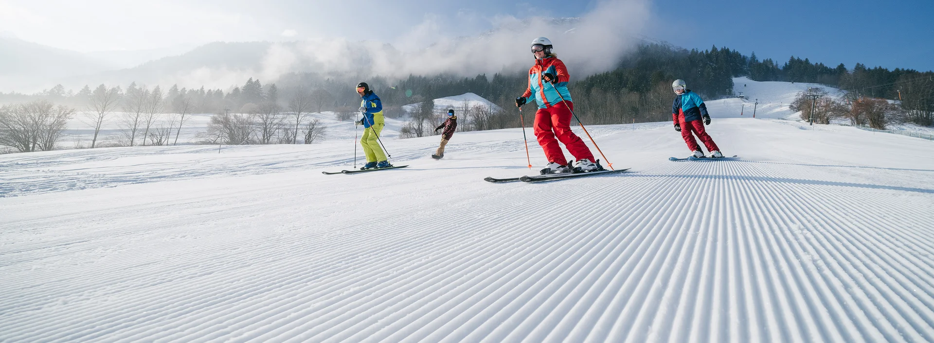 Skifahrer auf einer frisch präparierten Skipiste.