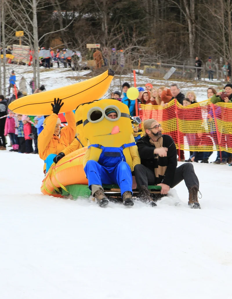 Bunte Faschingskostüme beim Gaudirennen in Pfronten im Allgäu.