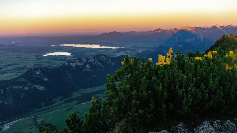 Weiter Panoramablick in die Bergwelt bei einem magischen Farbenspiel der Sonne.