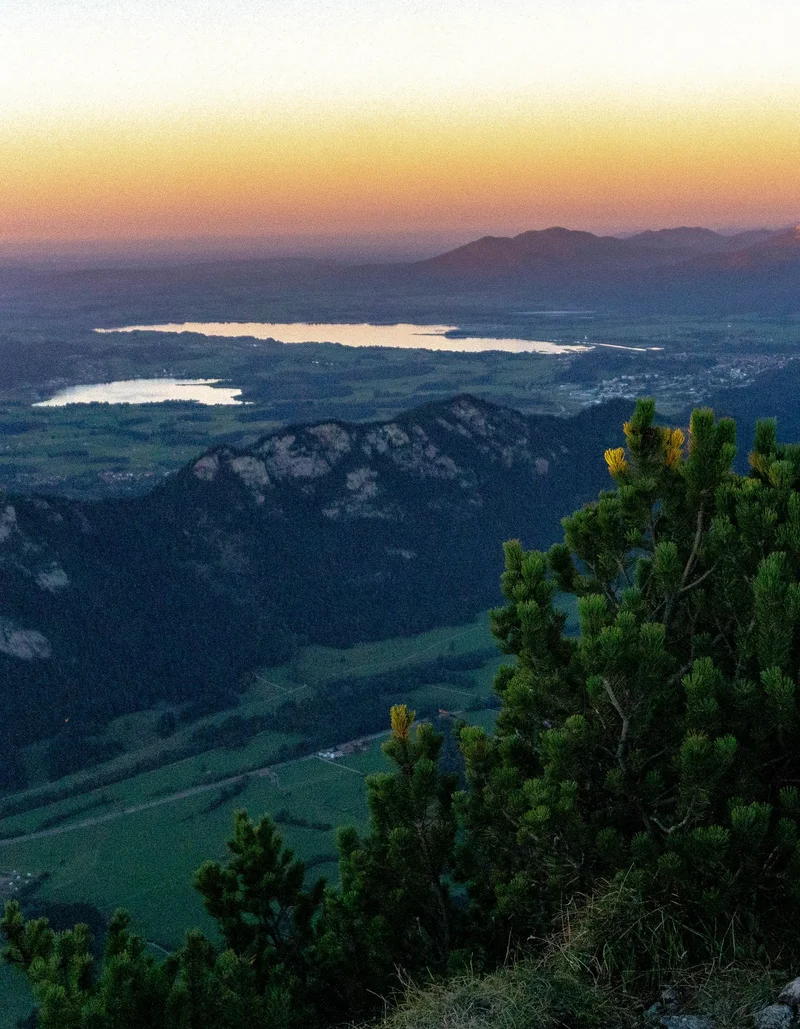 Weiter Panoramablick in die Bergwelt bei einem magischen Farbenspiel der Sonne.