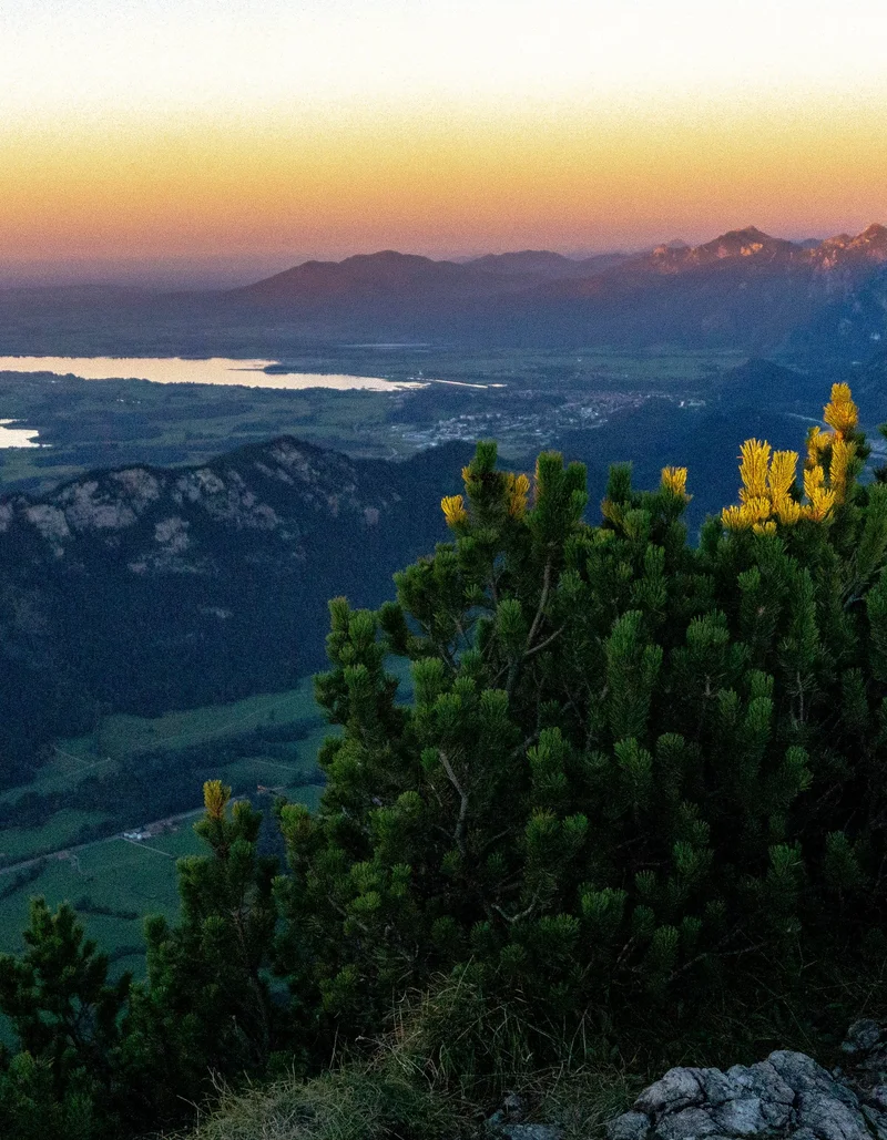 Weiter Panoramablick in die Bergwelt bei einem magischen Farbenspiel der Sonne.