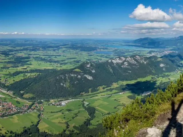 Beeindruckender Rundumblick auf das Voralpenland und die Allgäuer und Tiroler Alpen.