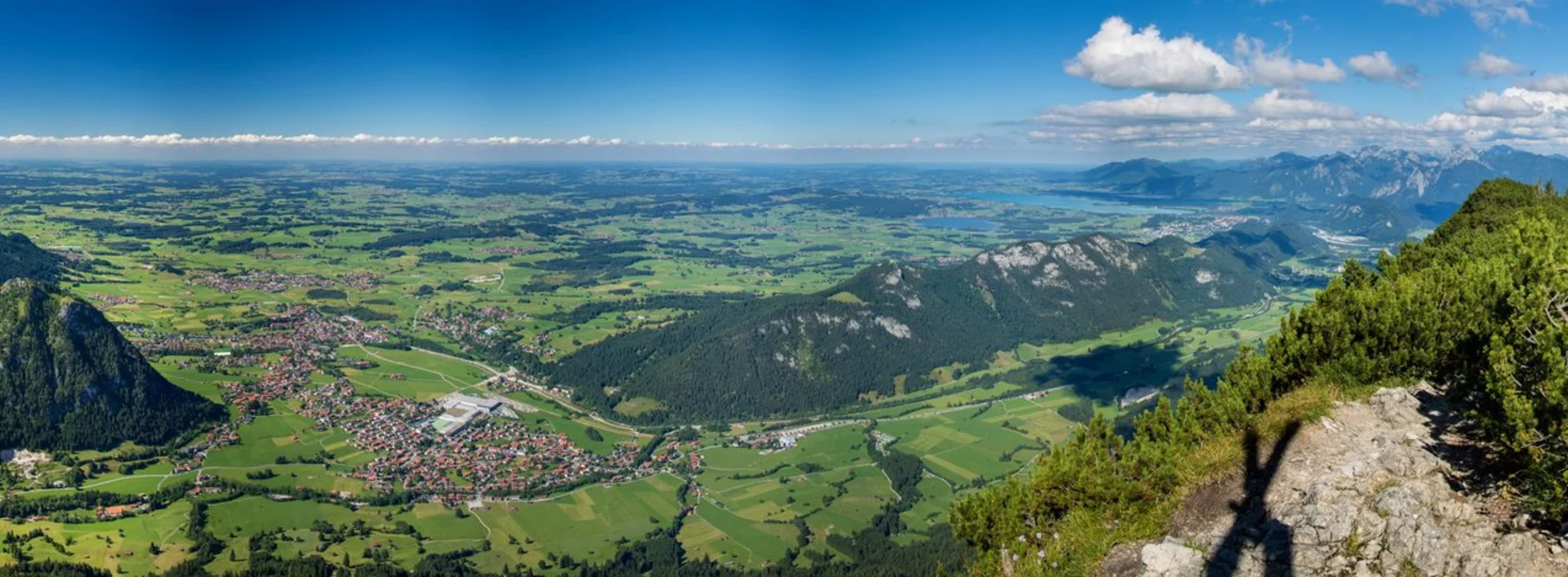 Beeindruckender Rundumblick auf das Voralpenland und die Allgäuer und Tiroler Alpen.