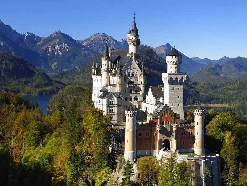 Malerischer Blick auf das Schloss Neuschwanstein und die dahinterliegende Bergkulisse.