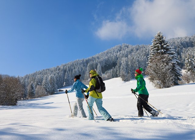 Schneeschuhtouren in verschneiter Allgäuer Winterlandschaft