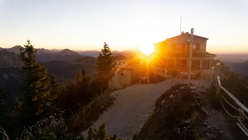 Malerischer Blick auf die Ostlerhütte bei einem magischen Farbenspiel der Sonne.