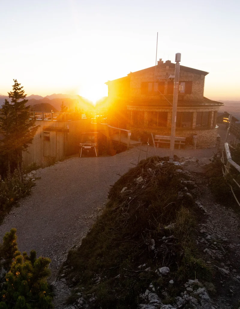 Malerischer Blick auf die Ostlerhütte bei einem magischen Farbenspiel der Sonne.