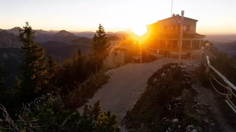 Malerischer Blick auf die Ostlerhütte bei einem magischen Farbenspiel der Sonne.