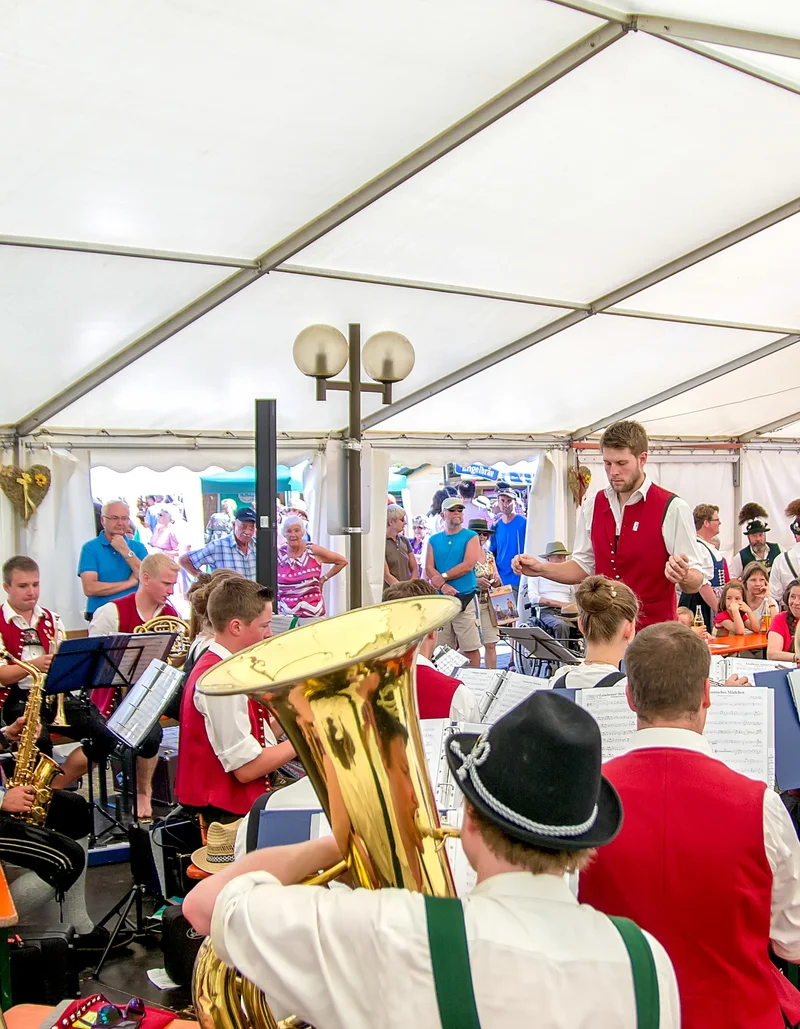 Gut besuchtes Festzelt beim Trachtenmarkt in Pfronten im Allgäu.