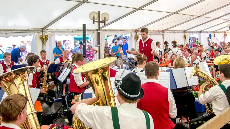 Festzelt beim Trachtenmarkt in Pfronten