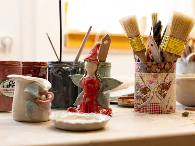 Töpferkurs in Pfronten Stücke aus Ton stehen auf der Werkbank.