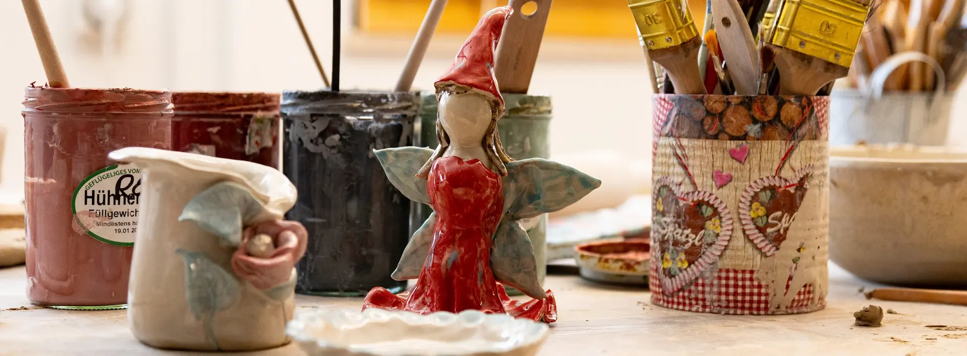 Töpferkurs in Pfronten Stücke aus Ton stehen auf der Werkbank.