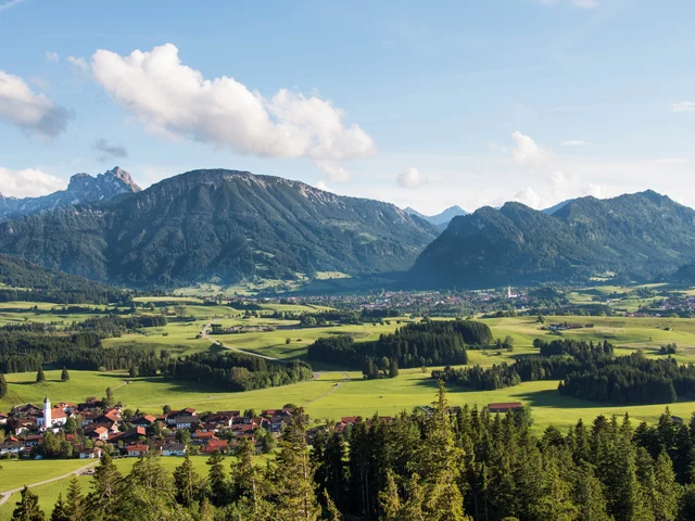 Panoramablick auf Pfronten im Allgäu Eindrucksvoller Panoramablick auf das sonnige Tal mit schöner Bergkulisse.