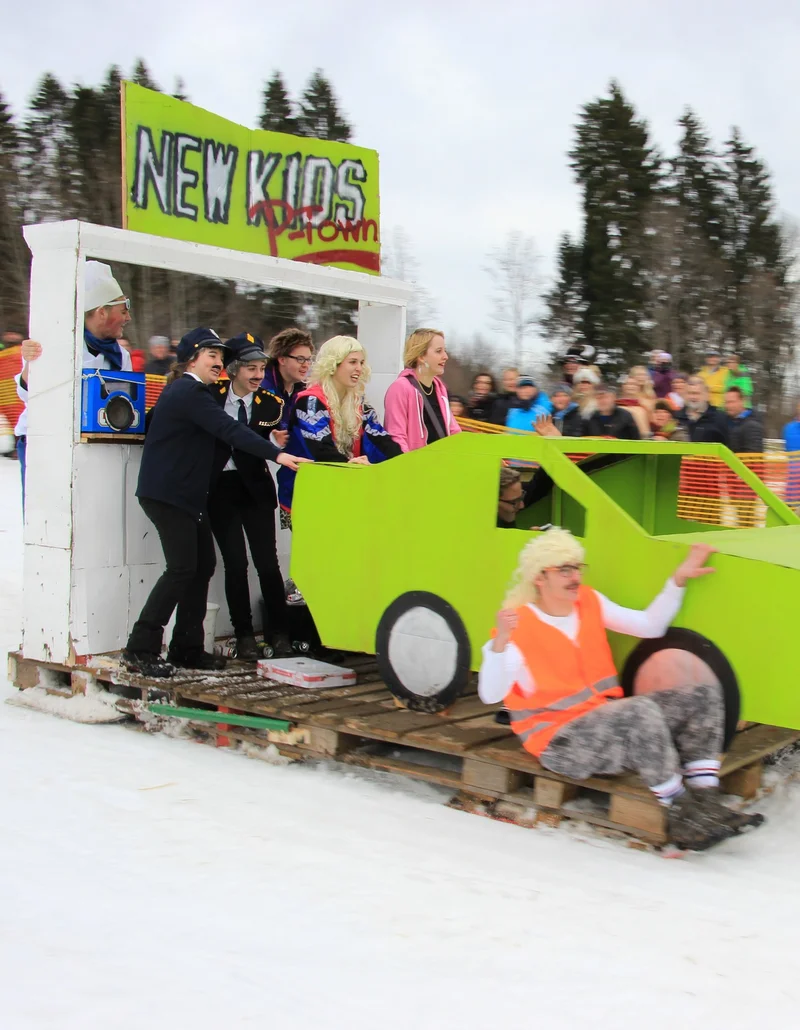 Bunte Faschingskostüme und närrisches Treiben beim Gaudirennen in Pfronten im Allgäu.