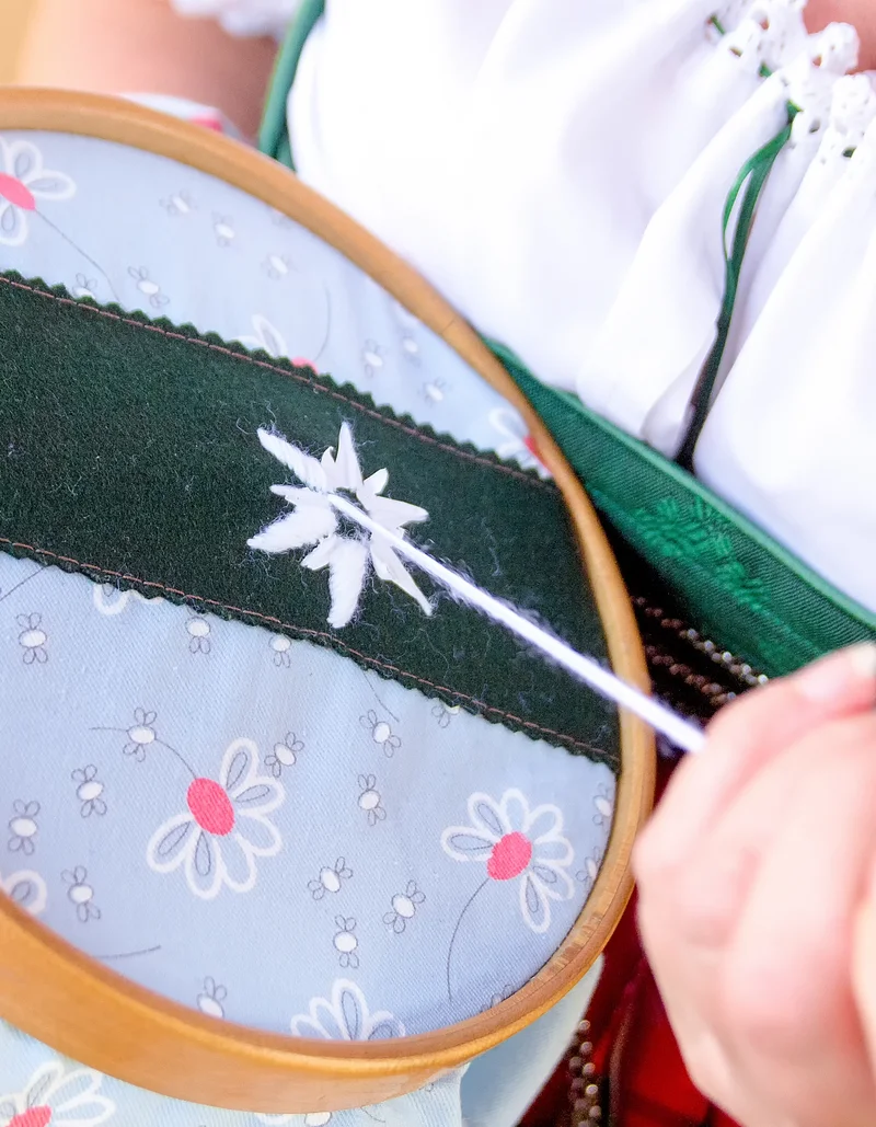 Handarbeiten auf dem Pfrontener Trachtenmarkt.