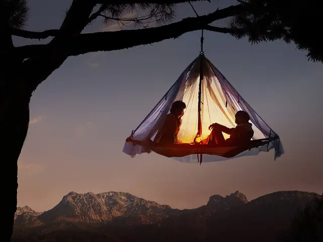 Übernachten im schwebenden Zelt