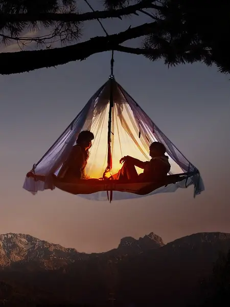 Übernachten im schwebenden Zelt