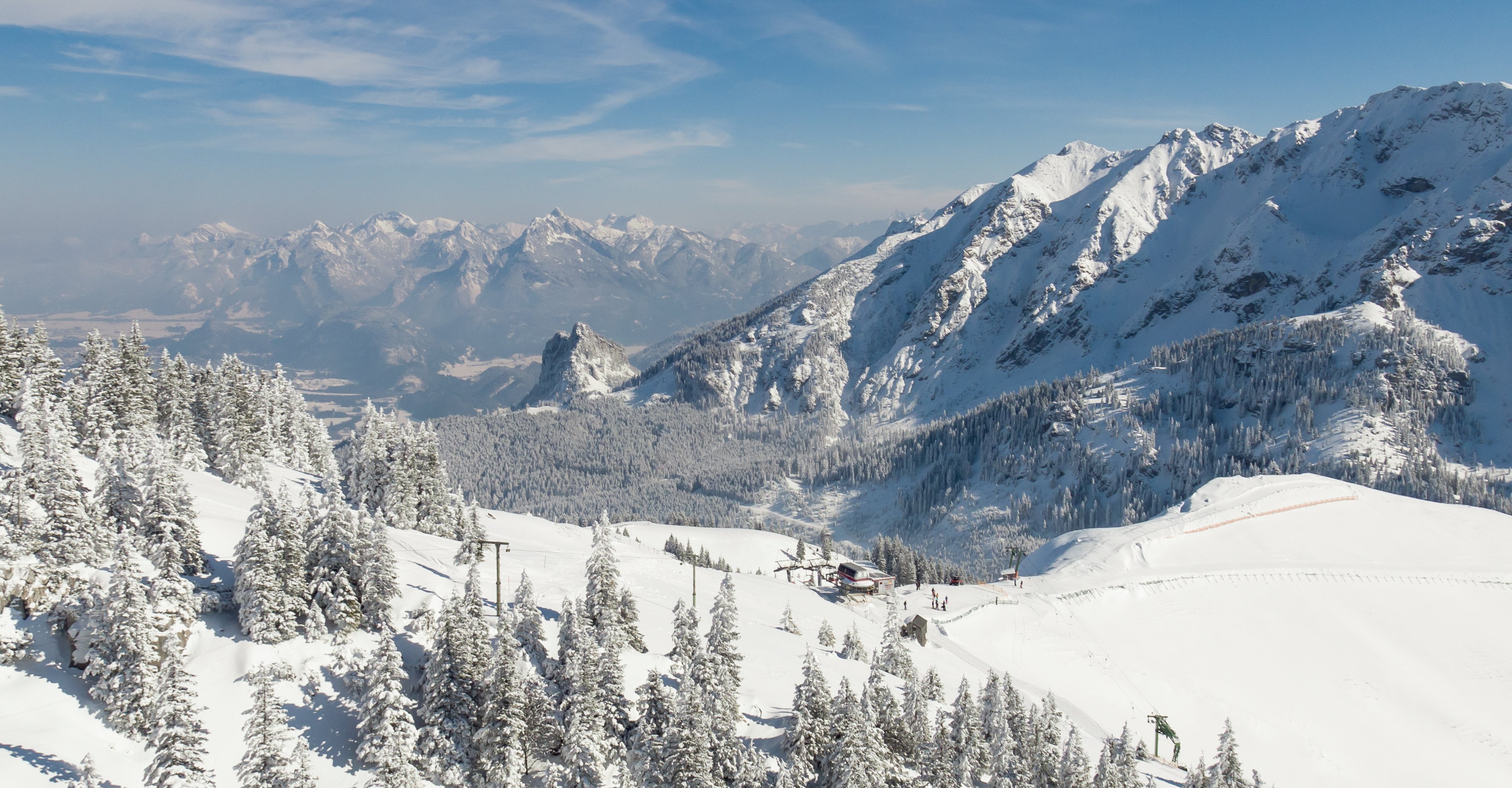 Eine tief verschneite Winterlandschaft und toller Bergkulisse.