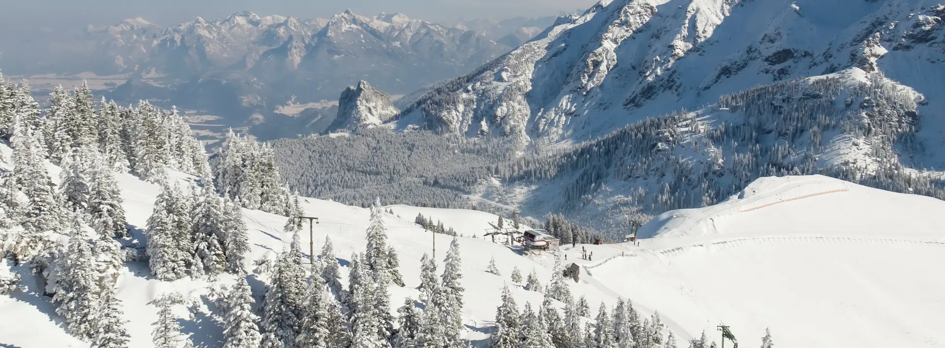 Urlaub im winterlichen Pfronten im Allgäu Eine tief verschneite Winterlandschaft und toller Bergkulisse.