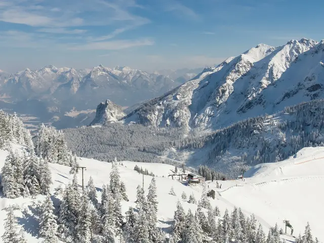 Urlaub im winterlichen Pfronten im Allgäu Eine tief verschneite Winterlandschaft und toller Bergkulisse.